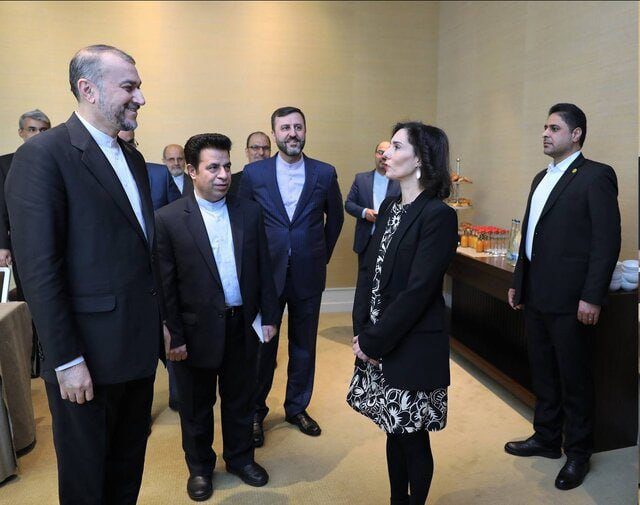 بلژیک با دست پس می‌زند و با پا پیش می‌کشد؟
