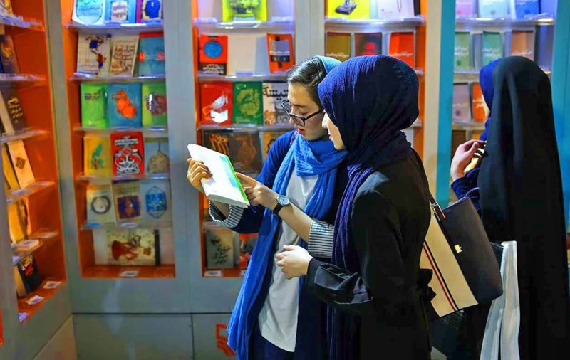 جمع آوری کتاب‌های بدون مجوز از نمایشگاه کتاب