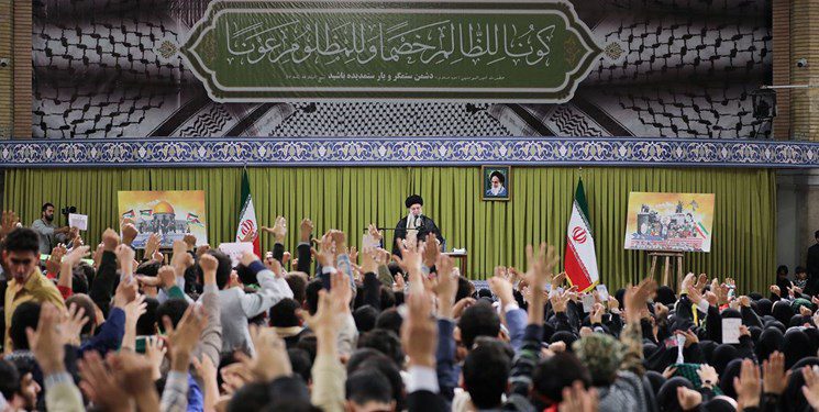جمعی از دانش‌آموزان با رهبر معظم انقلاب دیدار کردند