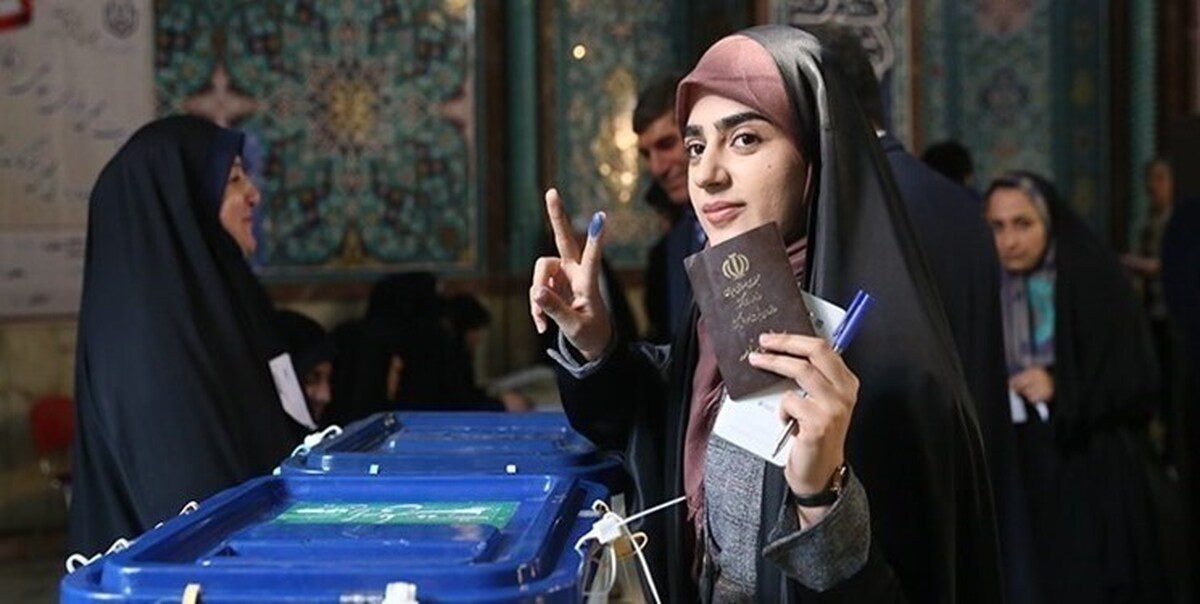 رهبر انقلاب: ناظران سیاسی دنیا از همه بیشتر از حضور مردم می‌ترسند!
