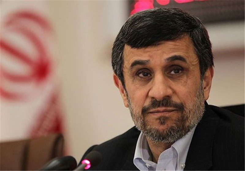 محمود احمدی‌ نژاد رای خود را به صندوق انداخت