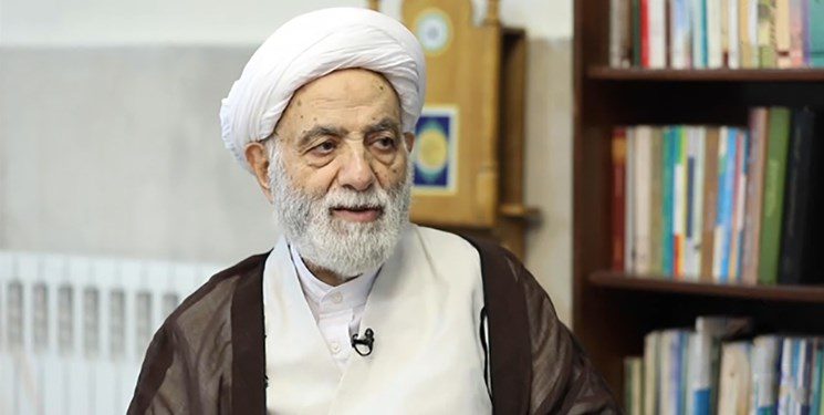 حضور حجت‌الاسلام‌ قرائتی در محل اخذ رای