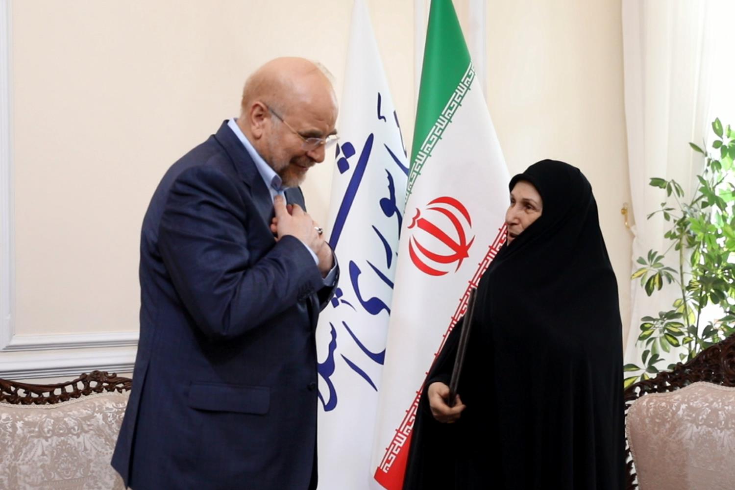 حضور مادر شهیدان خالقی‌پور پای صندوق رای