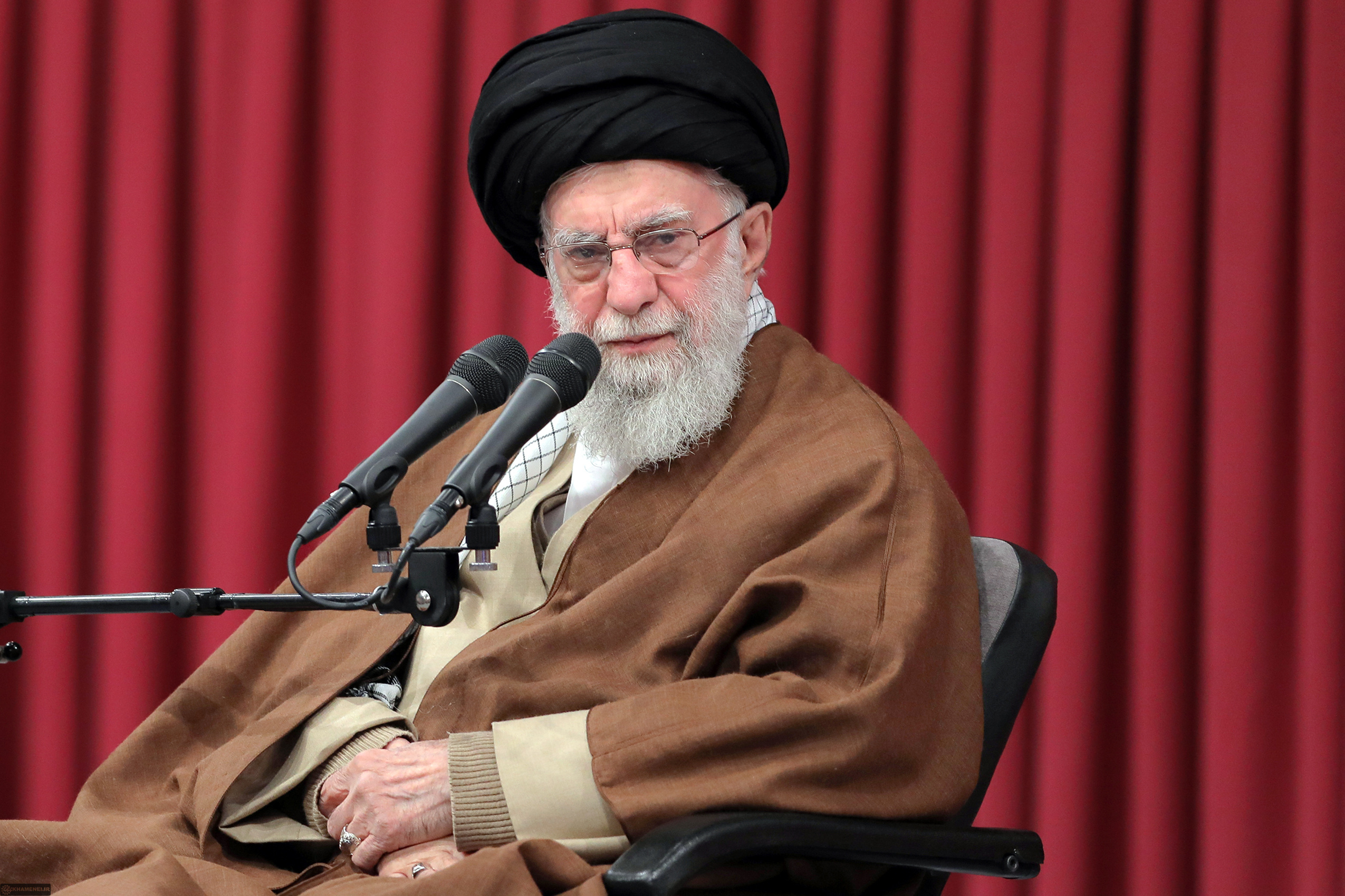 سفارش رهبر انقلاب برای انجام و تعقیب مطالب بانوانِ