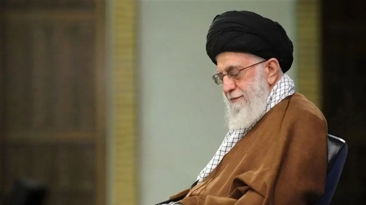 فیلم/ چه کسانی ‌می‌توانند نماز واجب را نشسته یا روی صندلی بخوانند؟ جدیدترین فتوای آیت‌الله خامنه‌ای