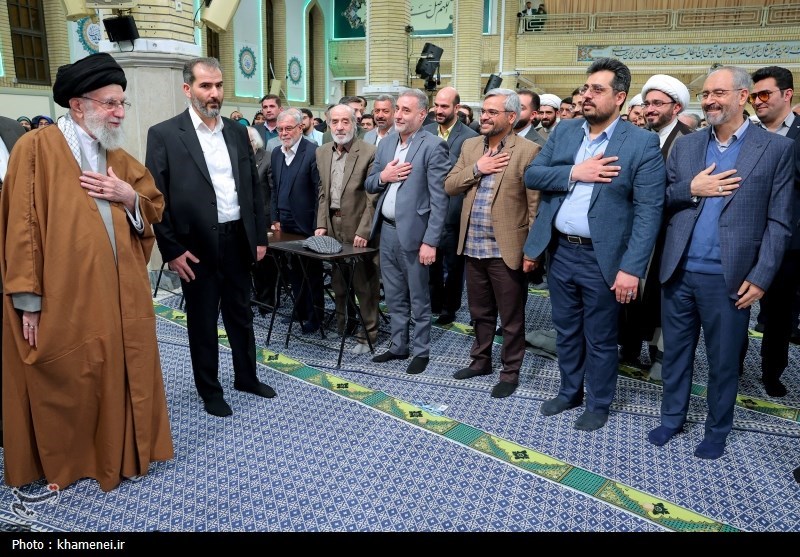 رهبر انقلاب: گسترش شاعران متعهد و انقلابی جوان امید‌آفرین است