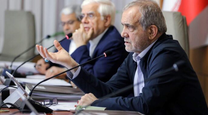 پزشکیان راه خود را از روحانی جدا می‌کند؟/ کشور نیازمند موضع تاریخی رئیس‌جمهور درباره مذاکرات با آمریکا