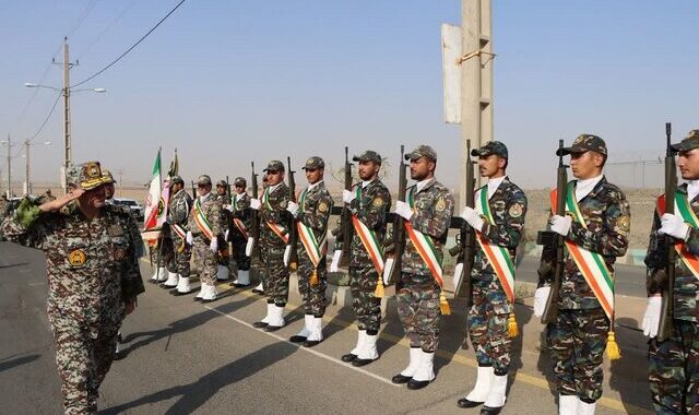 گرامی‌داشت شهدای جنگ ۱۲ روزه در بازدید فرمانده پدافند هوایی از یگان فردو قم