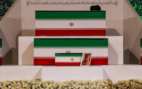 داغ بیتسلی در تشییع خامنهای شهید