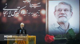 چه کسانی در مراسم یادبود شهید علی لاریجانی در مسجد بلال رسانه ملی شرکت کردند؟